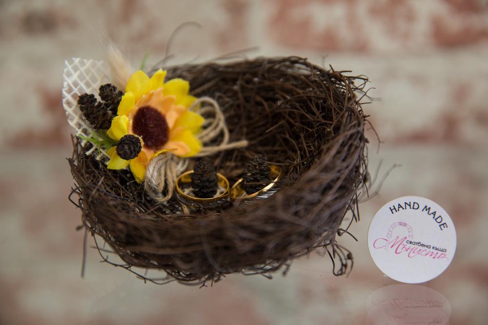 За брачните халки - гнездо , декорирано със слънчогледи