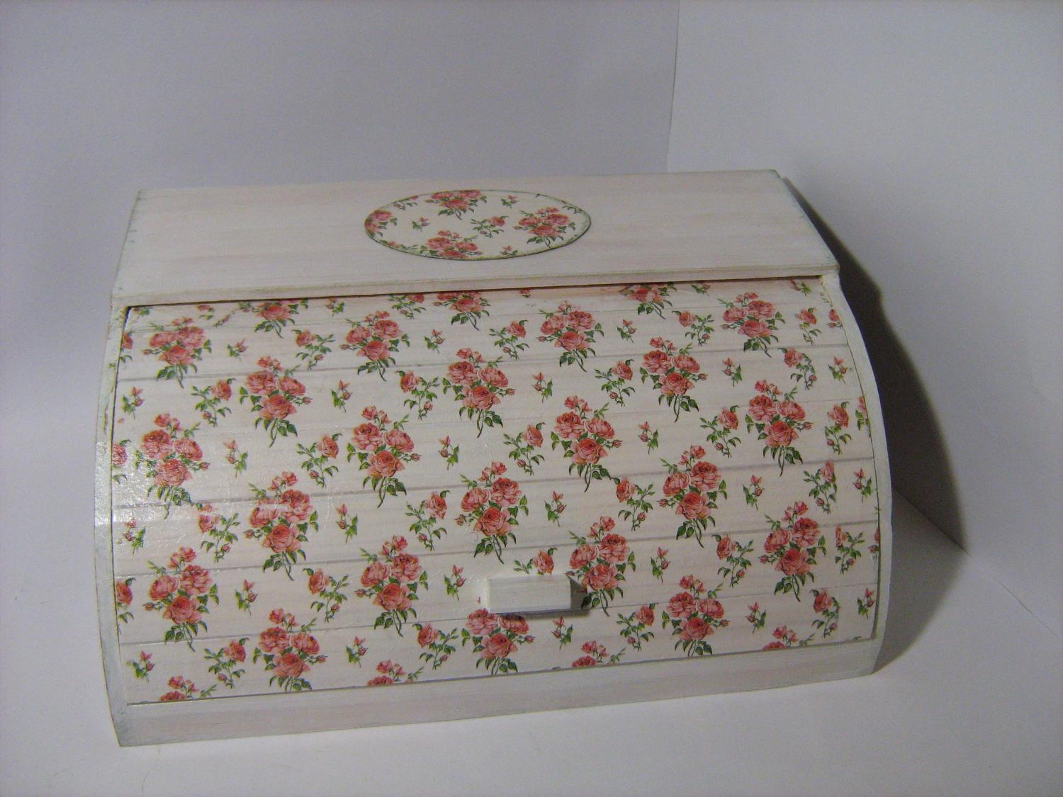 Кутия за хляб декорирана в стил шаби шик.