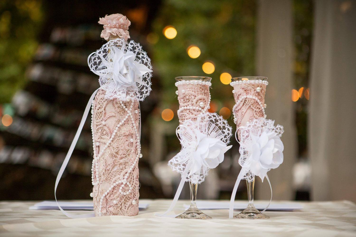 За Вашата сватба – комплект кутия за парични подаръци и спомени с чаши и бутилка за вино.