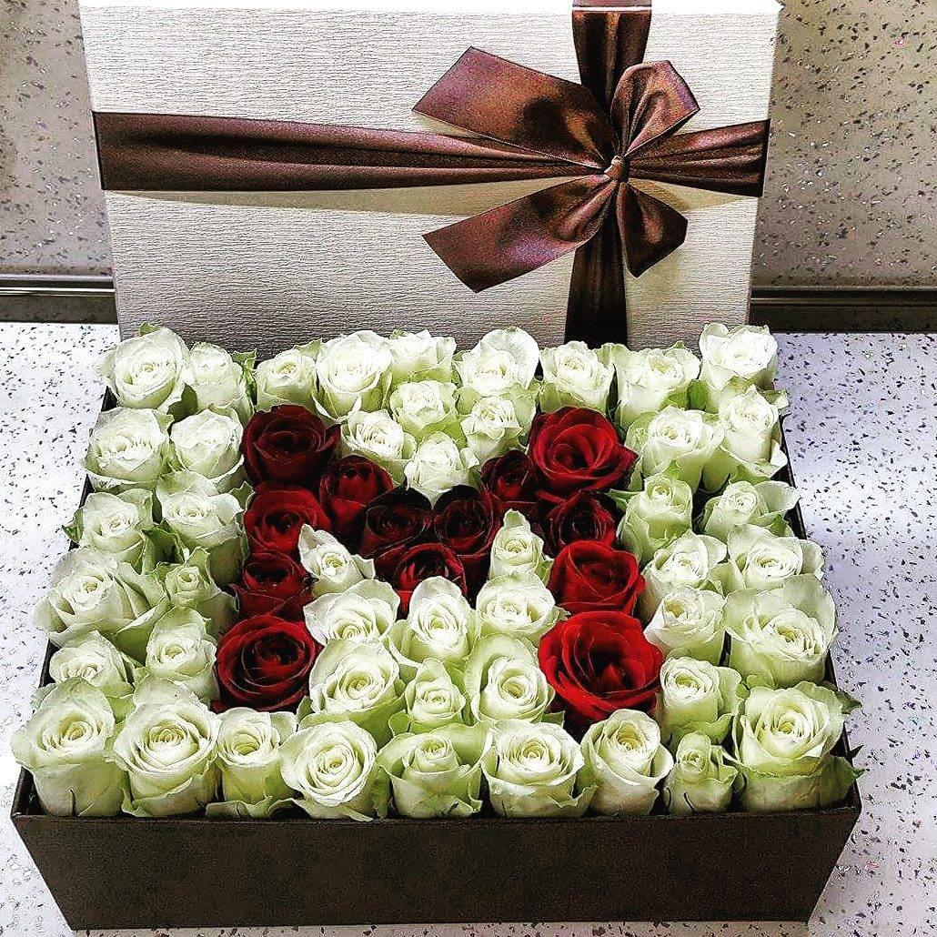 Кутия рози с изписване на буква Ан Мари