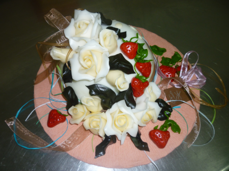 Сватбена торта шапка със ягоди и рози