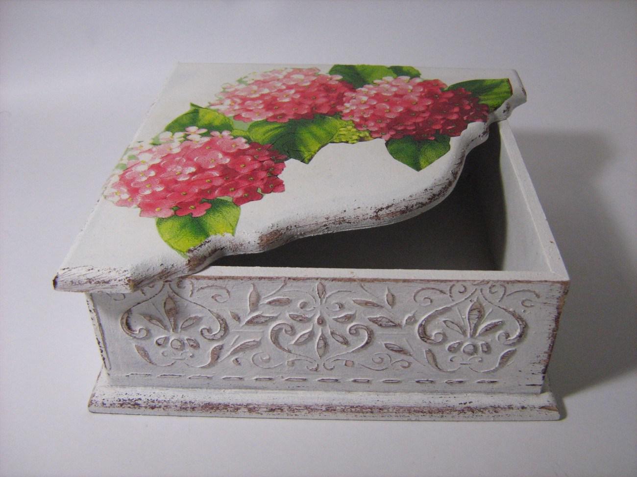 Кутия за салфетки декорирана с техниката Декупаж.