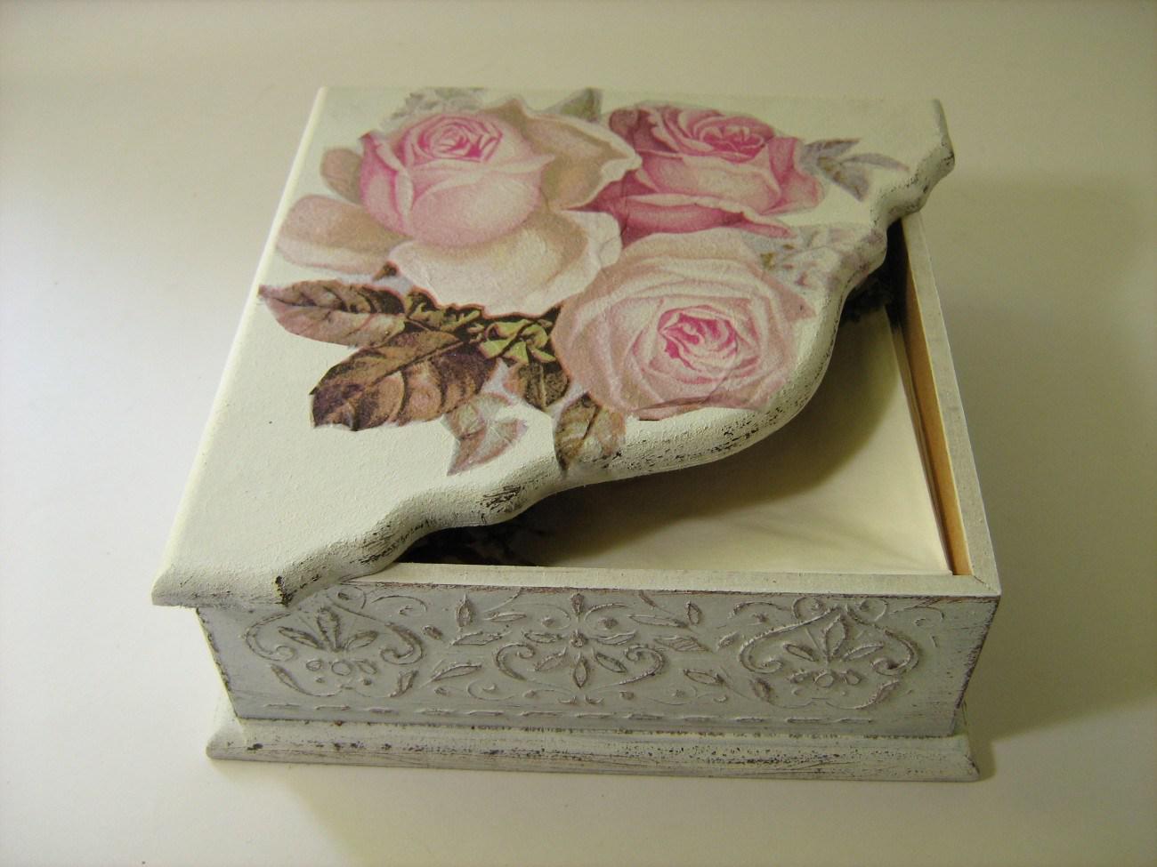 Кутия за салфетки ръчно декорирана в стил Шаби шик.