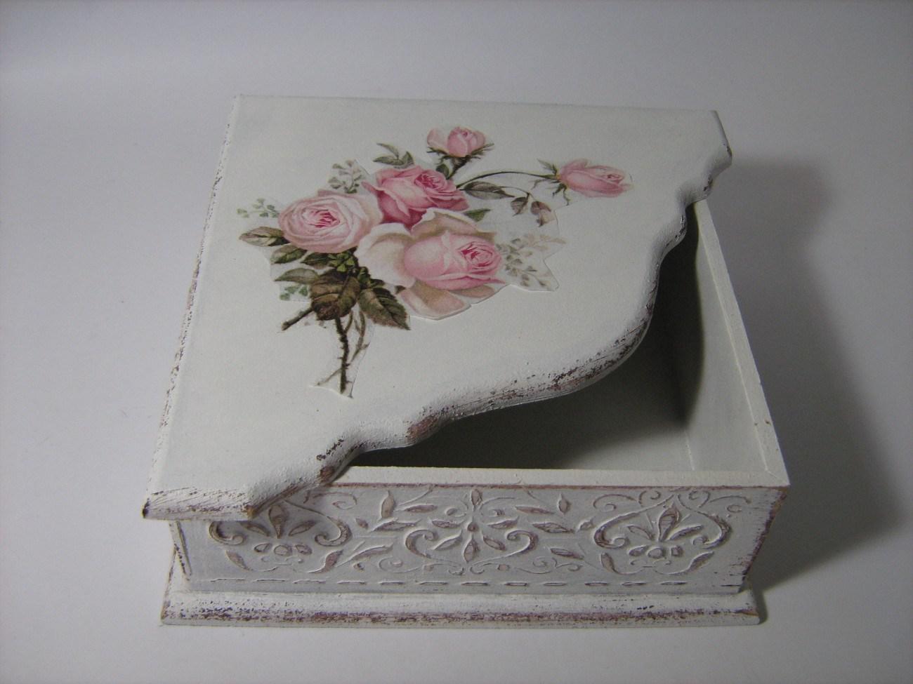 Кутия за салфетки декорирана в стил Шаби шик.