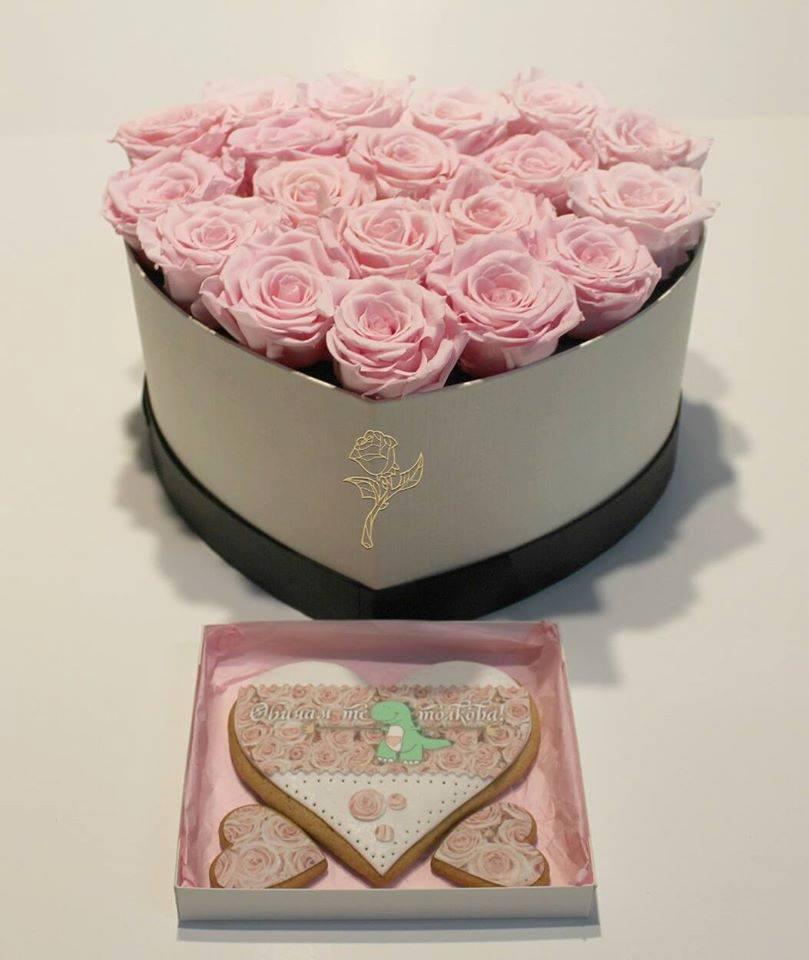 Кутия ВЕЧНИ РОЗИ + Ръчно моделирана сладка  Елеонор - Модел: Вечни рози+ сладка
