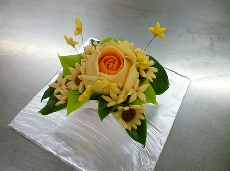 Торта във формата на букет с цветя две