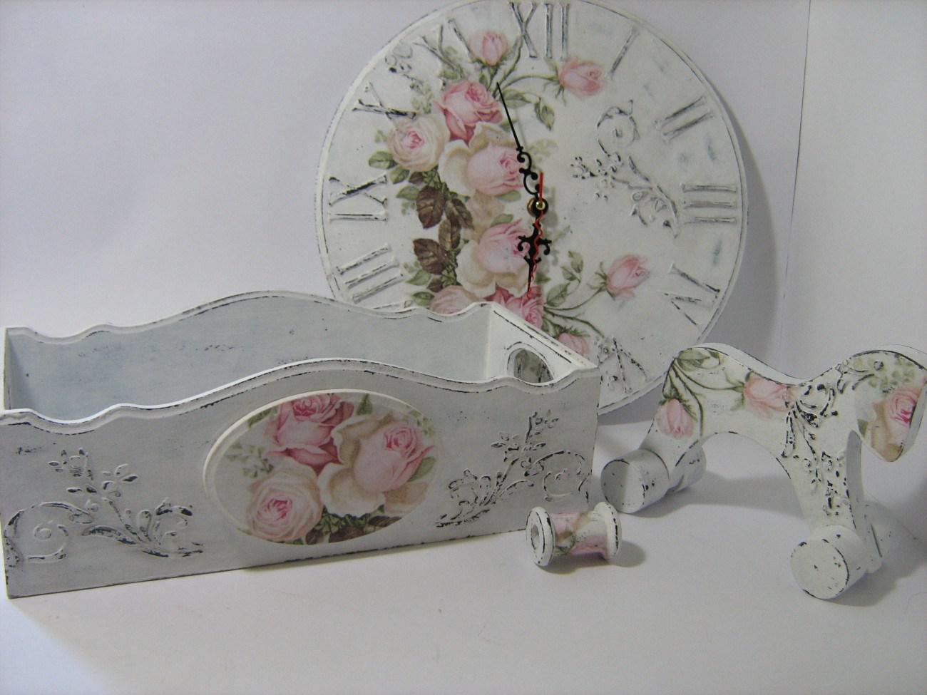 Комплектът „Рози“ съдържа: декорирани ръчно  в стил Шаби шик, поднос, часовник, конче и макарка.
