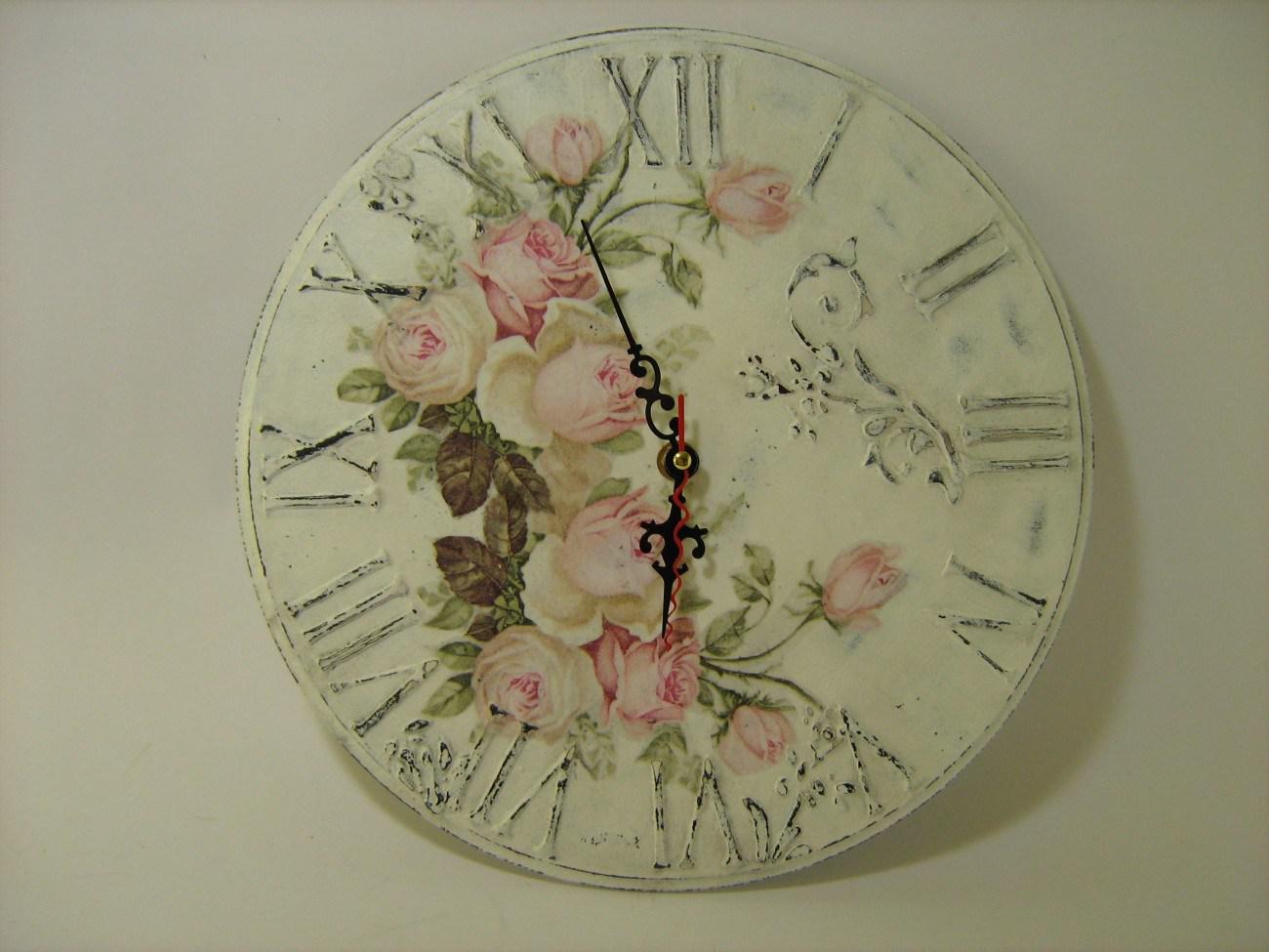 Часовник ръчно декориран в стил Шаби шик.