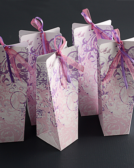 Луксозна кутийка за сватбено подаръче в лилаво