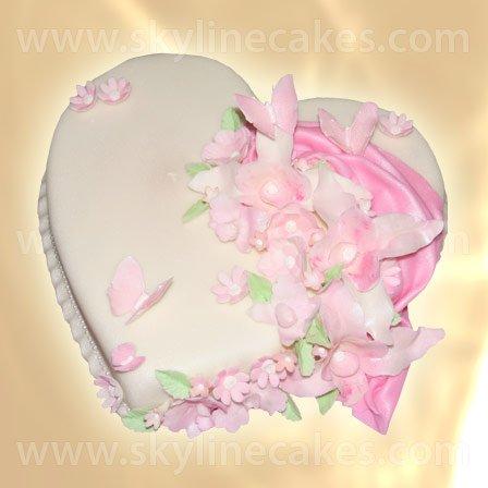 Празнична торта-сърце с букет от розови цветя