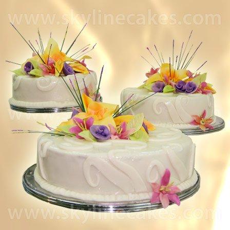 Сватбена торта с букет от пъстри цветя