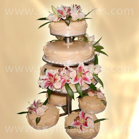 Сватбена торта с букет от естествени лилиуми