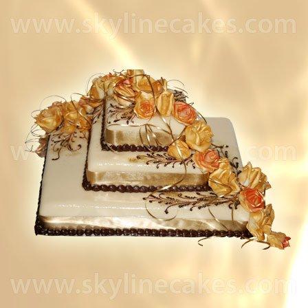 Триетажна празнична торта със златни рози