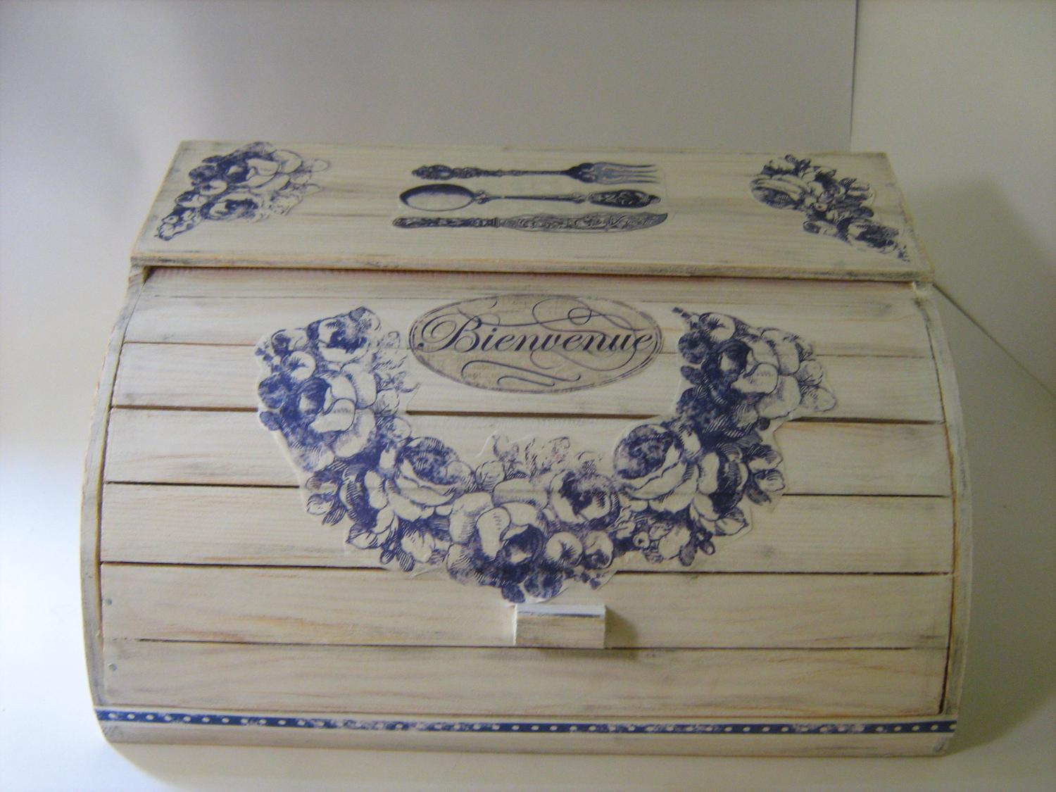 Кутия за хляб декорирана в стил Шаби шик.